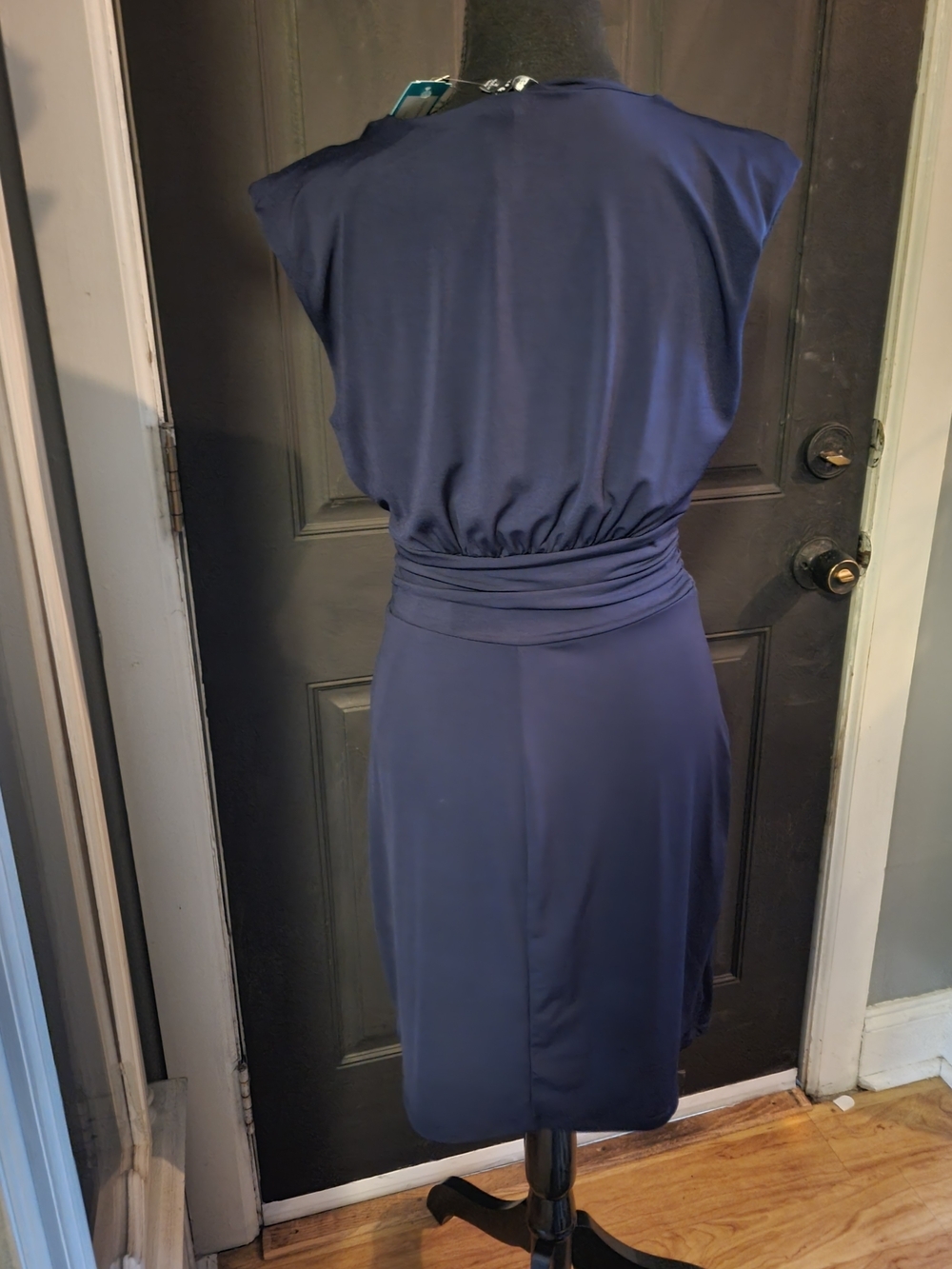 Sleeveless Navy V-Neck Midi Dress with Ruched Waist - Picture 3 of 4